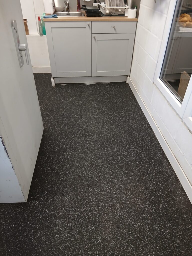 Grindvloer gereinigd en gepolijst tot orginele glans